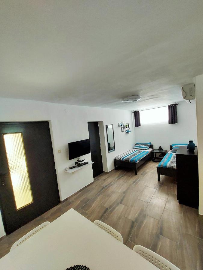 Apartments Maltasic Vir Eksteriør bilde