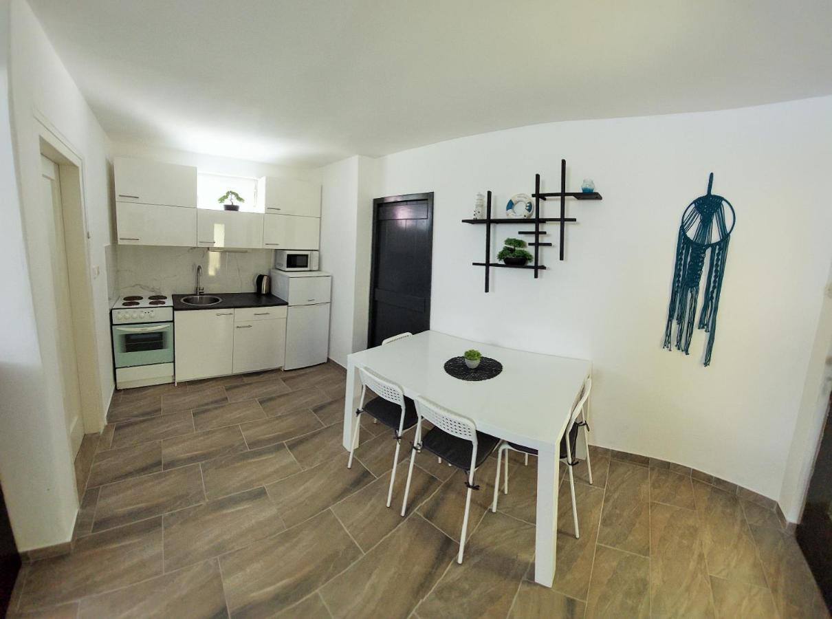 Apartments Maltasic Vir Eksteriør bilde